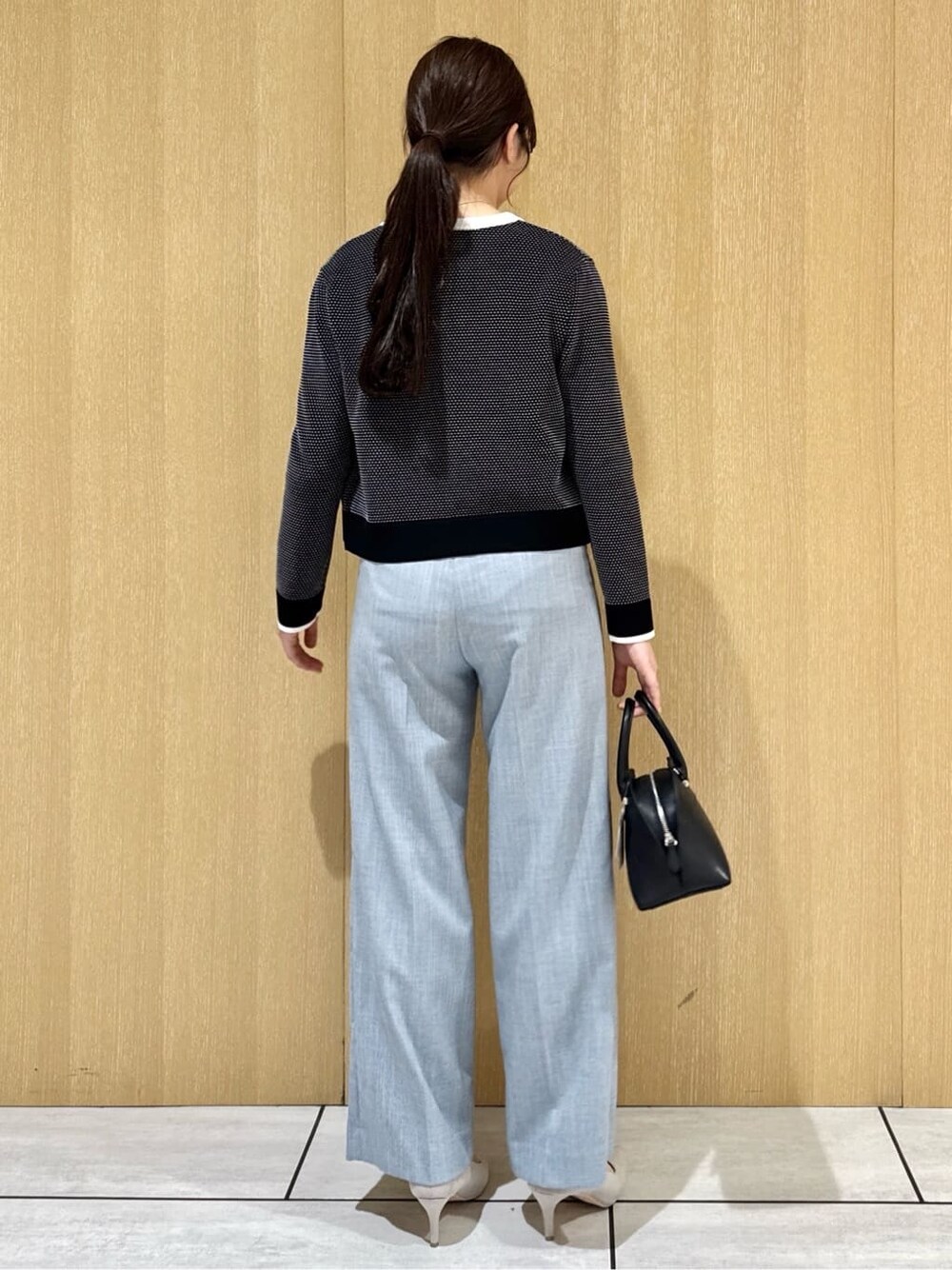 ブラック系のカーディガン/ボレロ、ブラック系のニット/セーター、ブルー系のその他パンツを着用したレディースの春コーディネートの3枚目の写真
