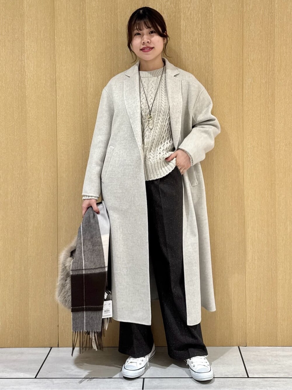 ベージュ系のニット/セーター、ブラウン系のその他パンツ、ベージュ系のチェスターコートを着用したレディースの冬コーディネートの8枚目の写真