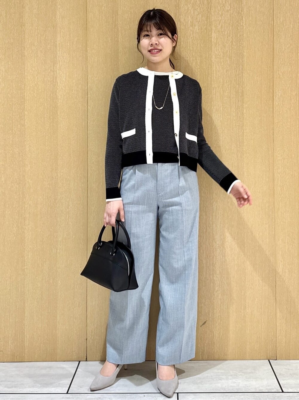 ブラック系のカーディガン/ボレロ、ブラック系のニット/セーター、ブルー系のその他パンツを着用したレディースの春コーディネートの6枚目の写真