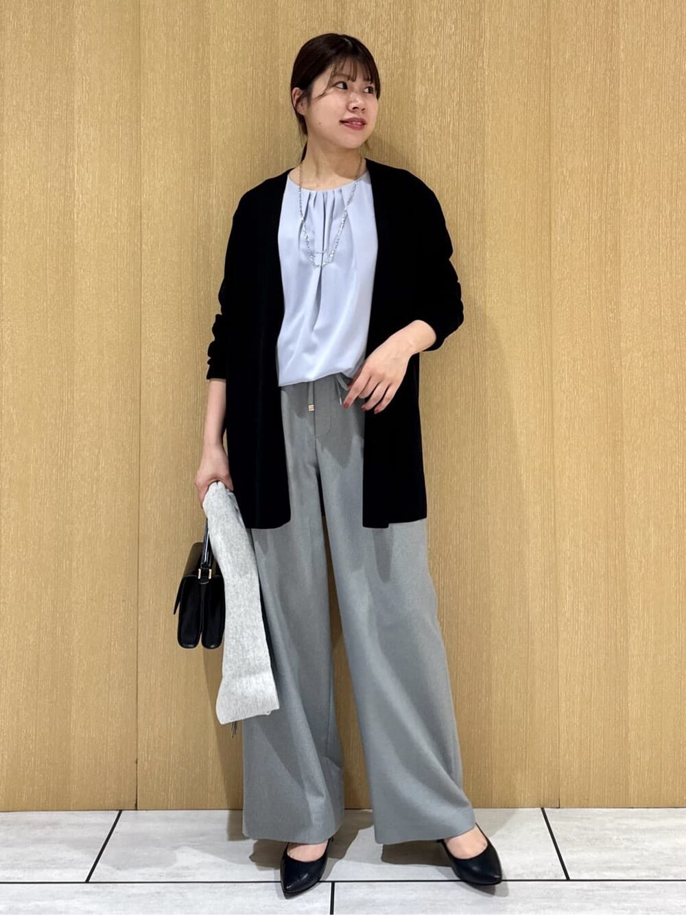 ブラック系のカーディガン/ボレロ、ブルー系のシャツ/ブラウス、グレー系のその他パンツを着用したレディースの冬コーディネートの6枚目の写真