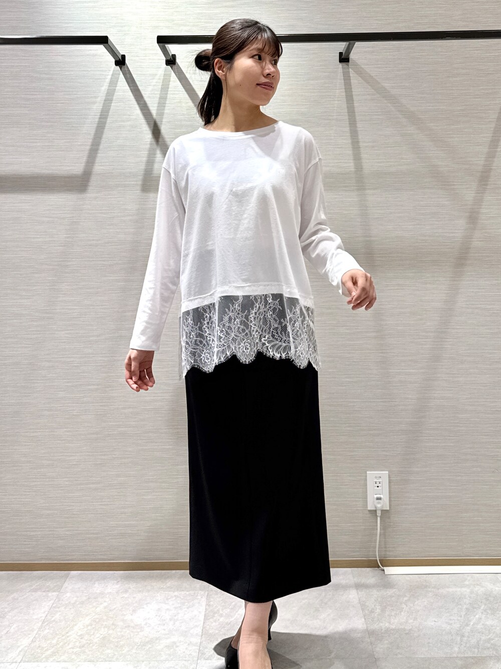 パープル系のカーディガン/ボレロ、ホワイト系のTシャツ/カットソー、ホワイト系のタンクトップを着用したレディースの秋コーディネートの6枚目の写真