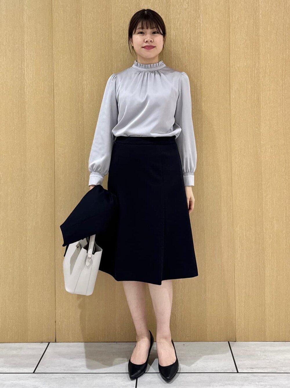 グレー系のシャツ/ブラウス、ブルー系のノーカラージャケット、ブルー系のスカートを着用したレディースの冬コーディネートの6枚目の写真
