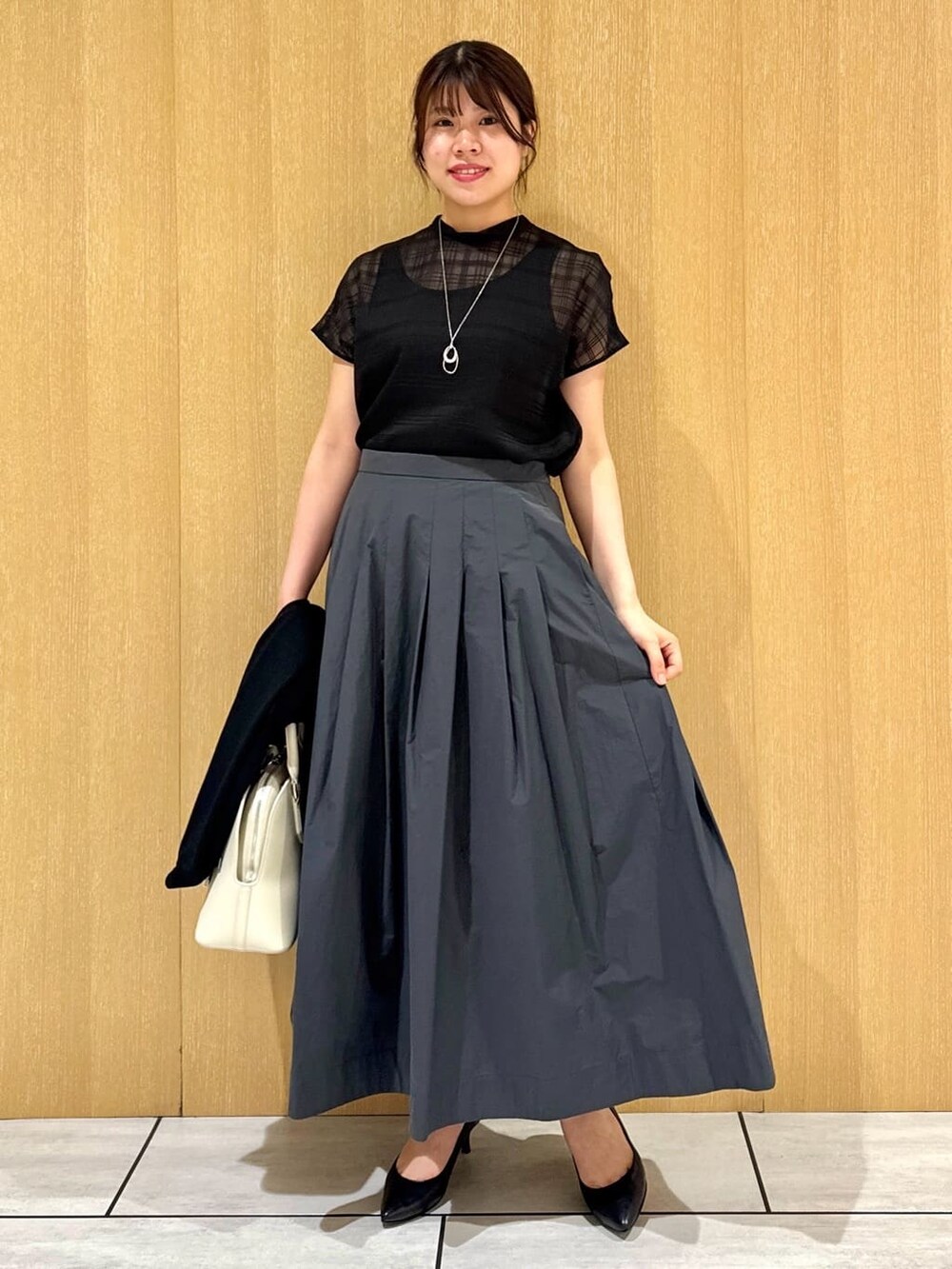 ブラック系のシャツ/ブラウス、グレー系のスカート、ブラック系のカーディガン/ボレロを着用したレディースの秋コーディネートの9枚目の写真