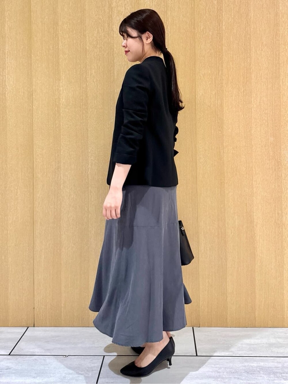 ブラック系のノーカラージャケット、ブルー系のシャツ/ブラウス、グレー系のワンピースを着用したレディースの夏コーディネートの5枚目の写真