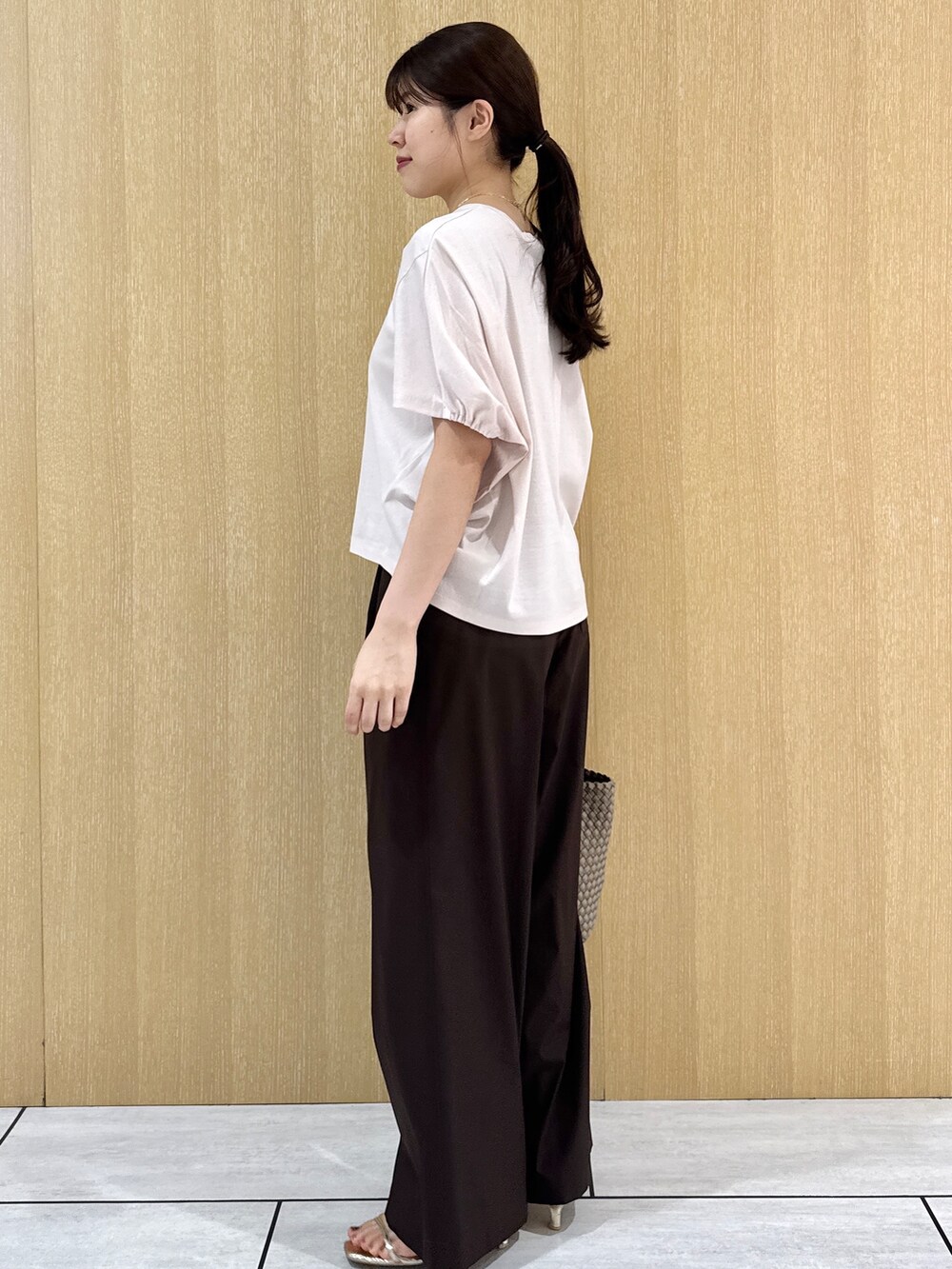 ピンク系のTシャツ/カットソー、ブラウン系のその他パンツを着用したレディースの夏コーディネートの4枚目の写真