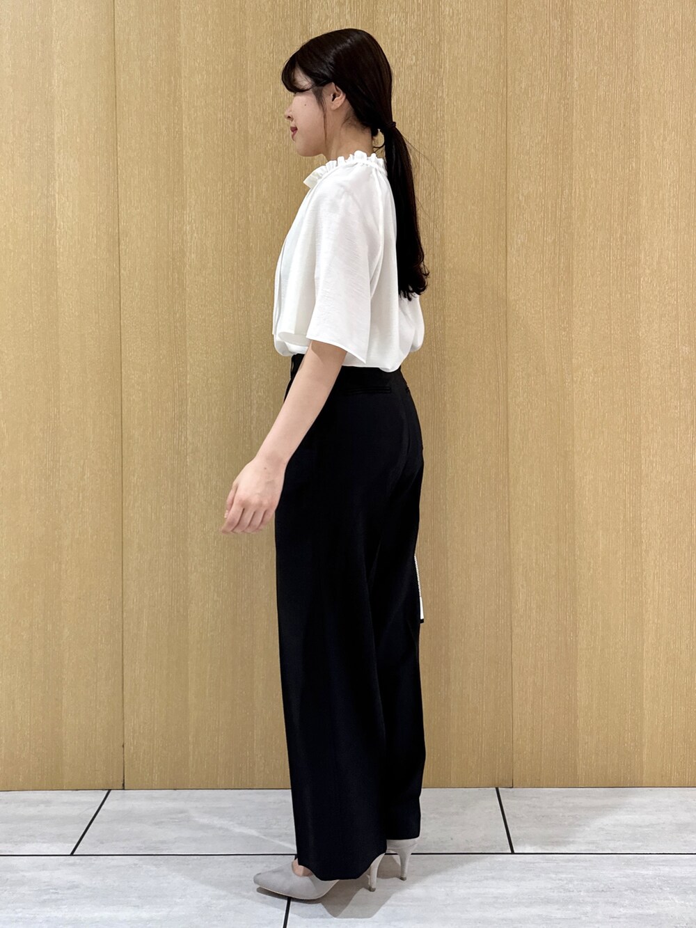 ブラック系のその他パンツ、ホワイト系のシャツ/ブラウス、ホワイト系のカーディガン/ボレロを着用したレディースの春コーディネートの7枚目の写真