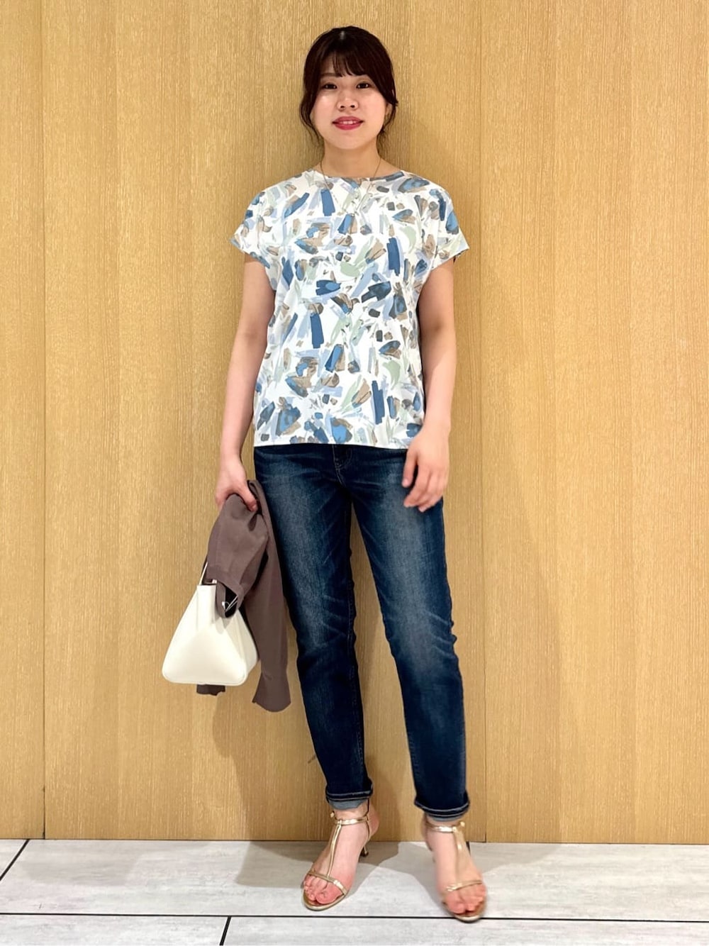ブルー系のシャツ/ブラウス、ブルー系のデニムパンツ、ブラウン系のカーディガン/ボレロを着用したレディースの夏コーディネートの5枚目の写真