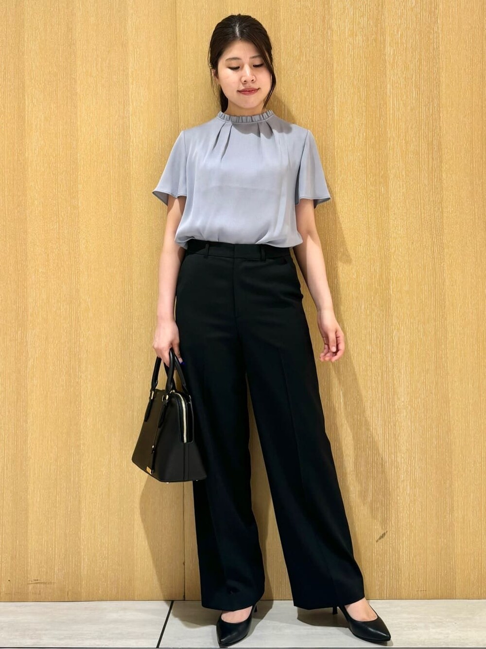 ブラック系のその他パンツ、ブラック系のパンプスを着用したレディースの夏コーディネートの3枚目の写真