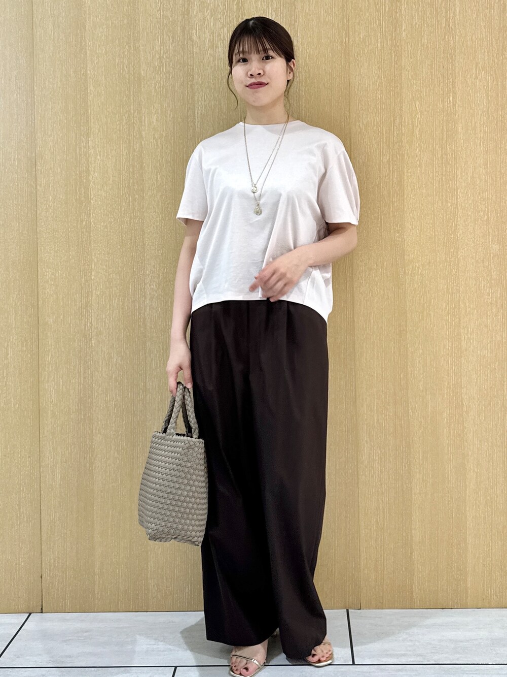 ピンク系のTシャツ/カットソー、ブラウン系のその他パンツを着用したレディースの夏コーディネートの10枚目の写真