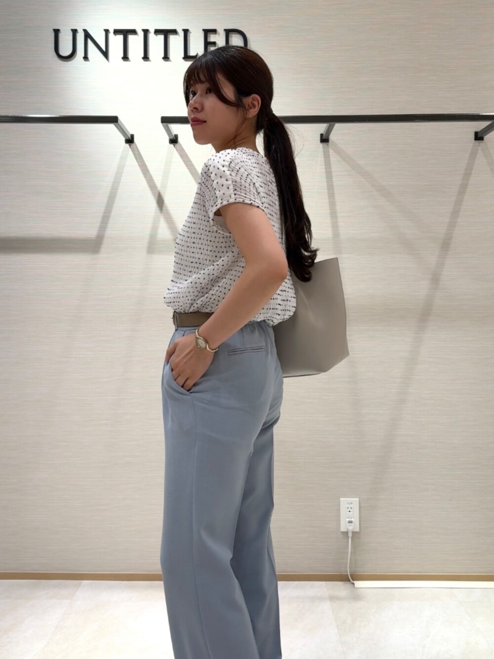 ホワイト系のシャツ/ブラウス、ブルー系のその他パンツ、ホワイト系のタンクトップを着用したレディースの夏コーディネートの5枚目の写真