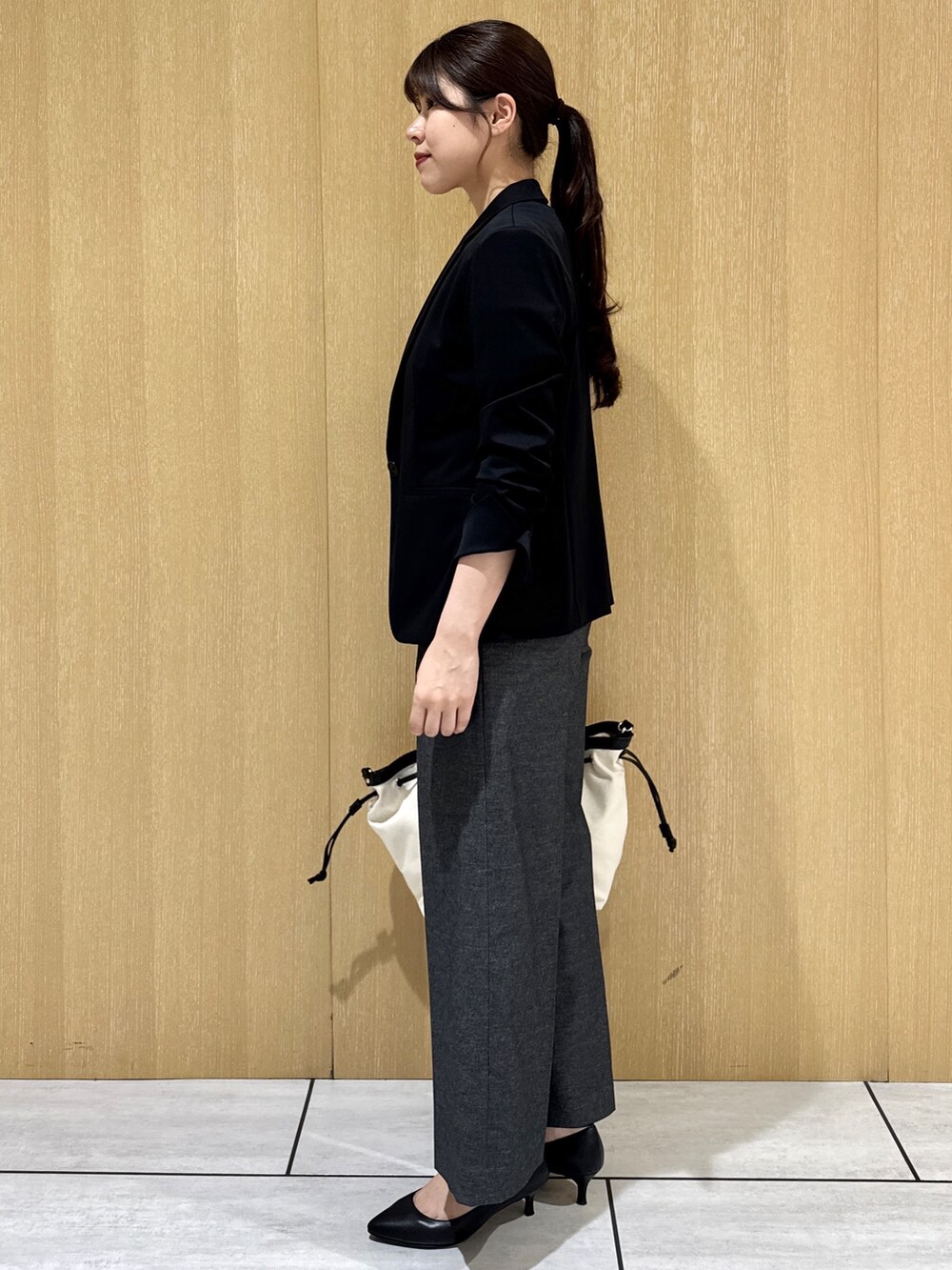 ホワイト系のシャツ/ブラウス、ホワイト系のタンクトップ、ブラック系のその他パンツを着用したレディースの夏コーディネートの7枚目の写真