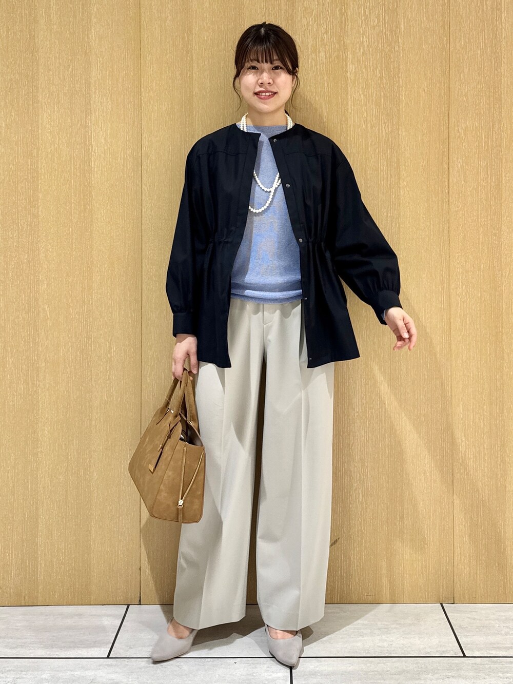 ブラウン系のスカート、ブルー系のノーカラーコート、ブルー系のニット/セーターを着用したレディースの春コーディネートの7枚目の写真