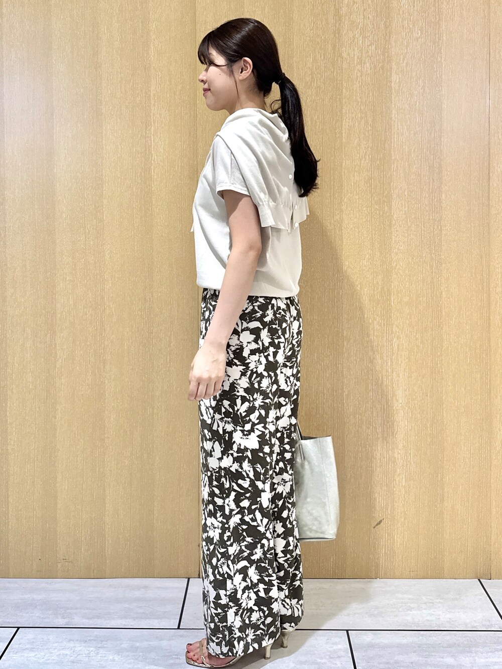ベージュ系のカーディガン/ボレロ、ベージュ系のニット/セーター、グリーン系のその他パンツを着用したレディースの夏コーディネートの3枚目の写真