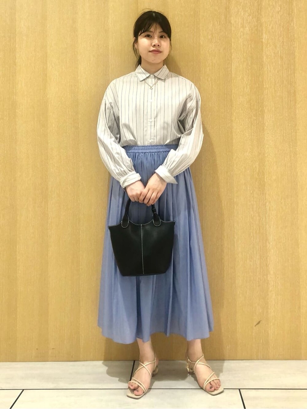 グレー系のシャツ/ブラウスを着用したレディースの夏コーディネートの10枚目の写真