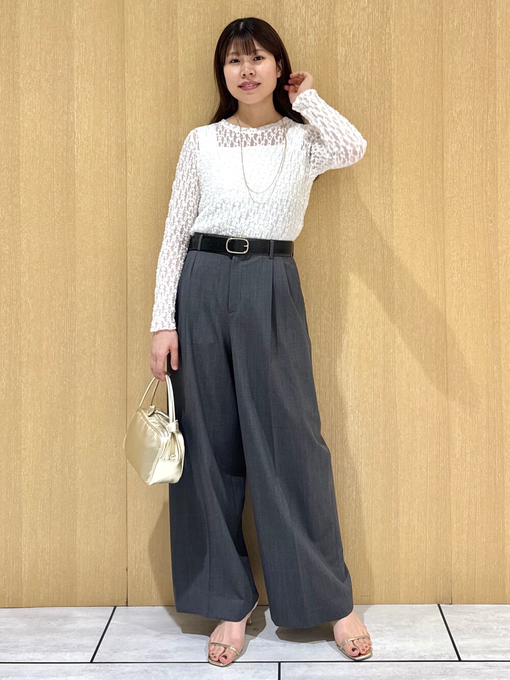 ホワイト系のTシャツ/カットソー、ホワイト系のタンクトップ、グレー系のその他パンツを着用したレディースの秋コーディネートの9枚目の写真