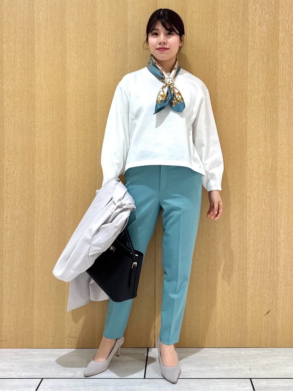 ホワイト系のTシャツ/カットソー、グリーン系のその他パンツ、グレー系のノーカラーコートを着用したレディースの春コーディネートの6枚目の写真