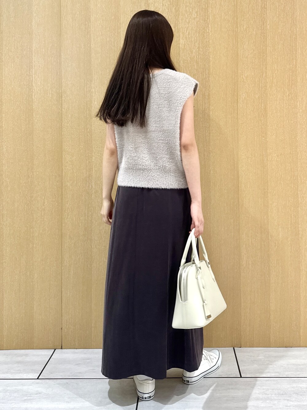 ベージュ系のカーディガン/ボレロ、ホワイト系のTシャツ/カットソー、ブラウン系のスカートを着用したレディースの秋コーディネートの4枚目の写真