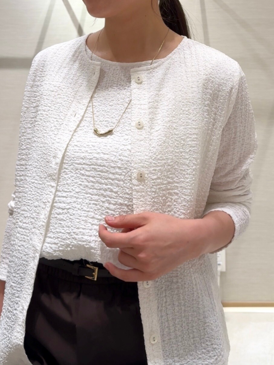 ホワイト系のカーディガン/ボレロ、ホワイト系のTシャツ/カットソー、ブラウン系のその他パンツを着用したレディースの夏コーディネートの4枚目の写真