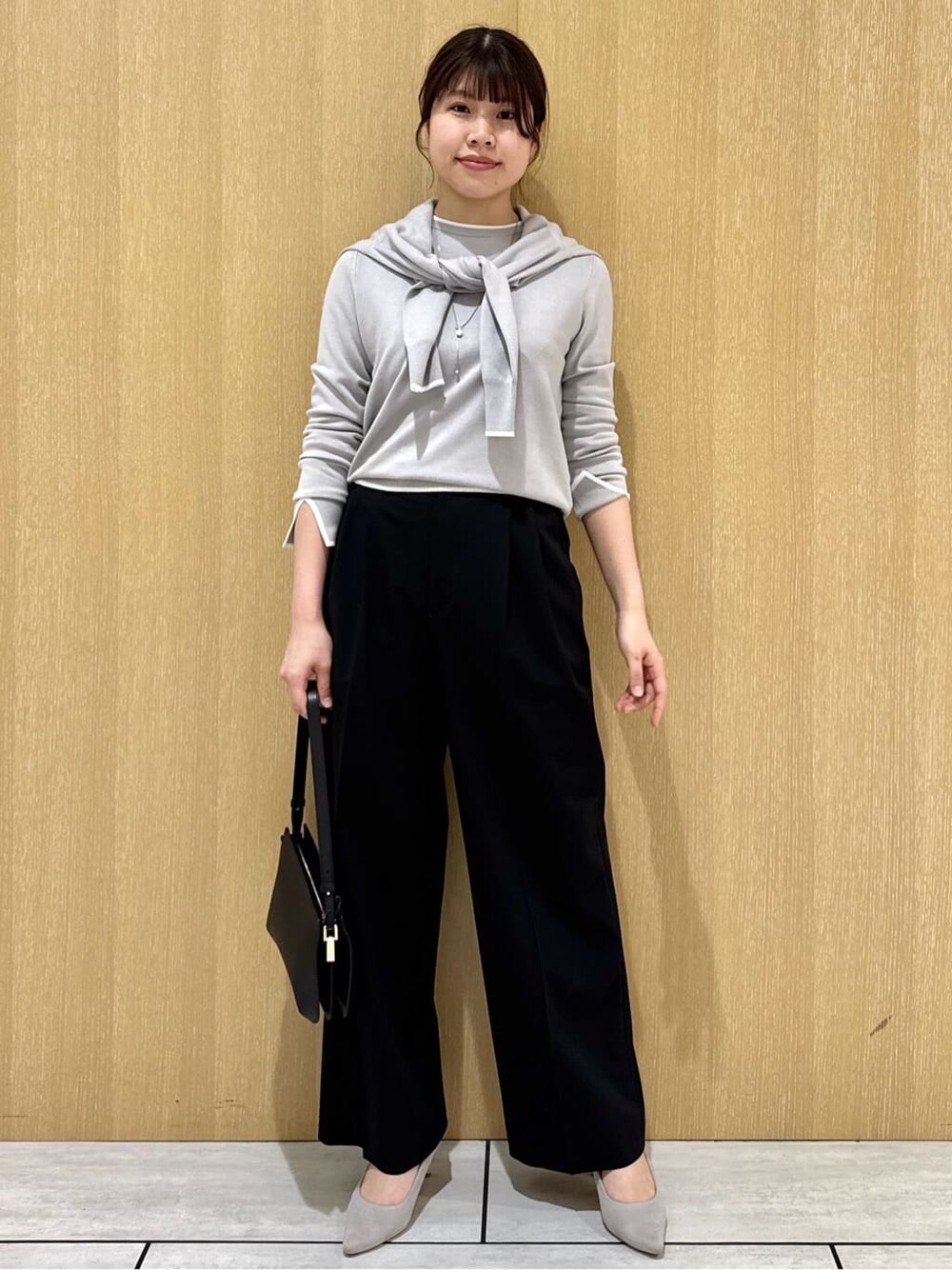 グレー系のカーディガン/ボレロ、グレー系のニット/セーター、ブラック系のその他パンツを着用したレディースの春コーディネートの6枚目の写真