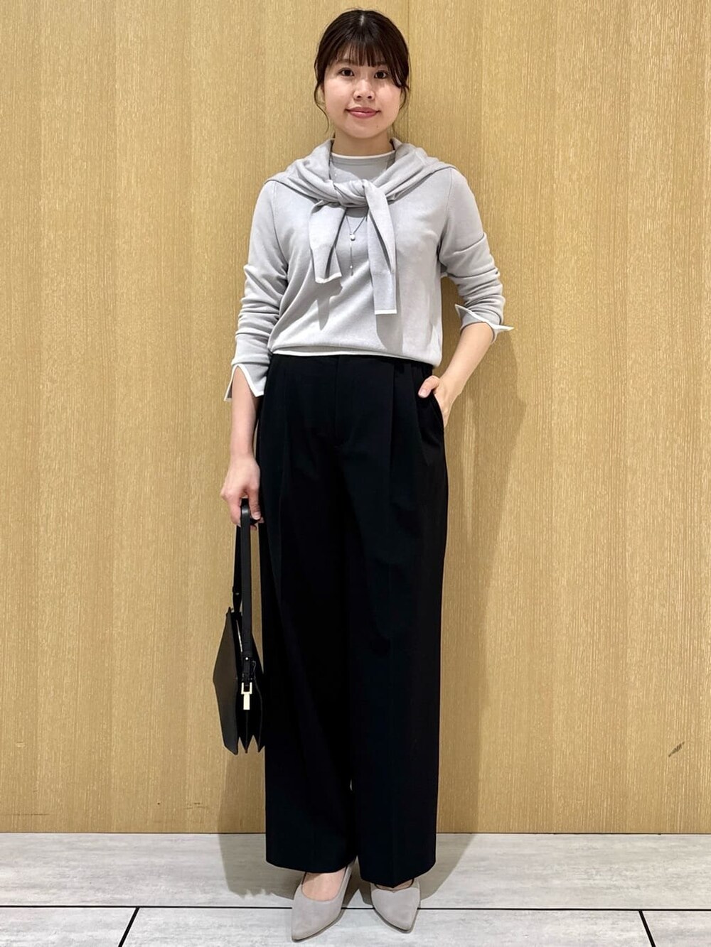 グレー系のカーディガン/ボレロ、グレー系のニット/セーター、ブラック系のその他パンツを着用したレディースの春コーディネートの9枚目の写真