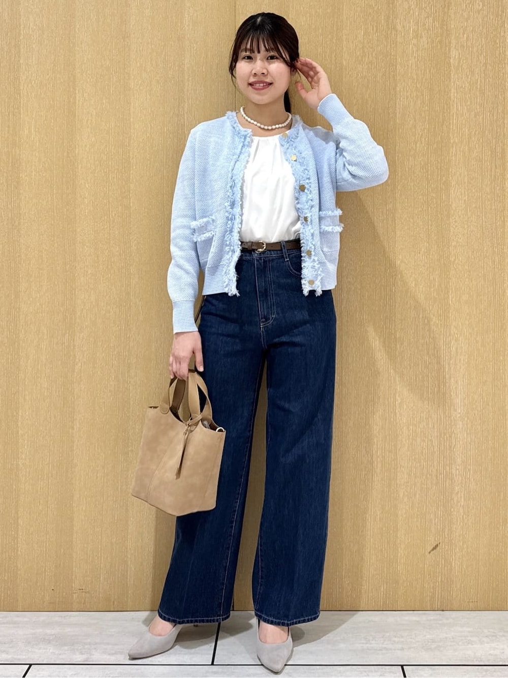 ベージュ系のトートバッグ、ブルー系のデニムパンツ、ホワイト系のシャツ/ブラウスを着用したレディースの春コーディネートの8枚目の写真