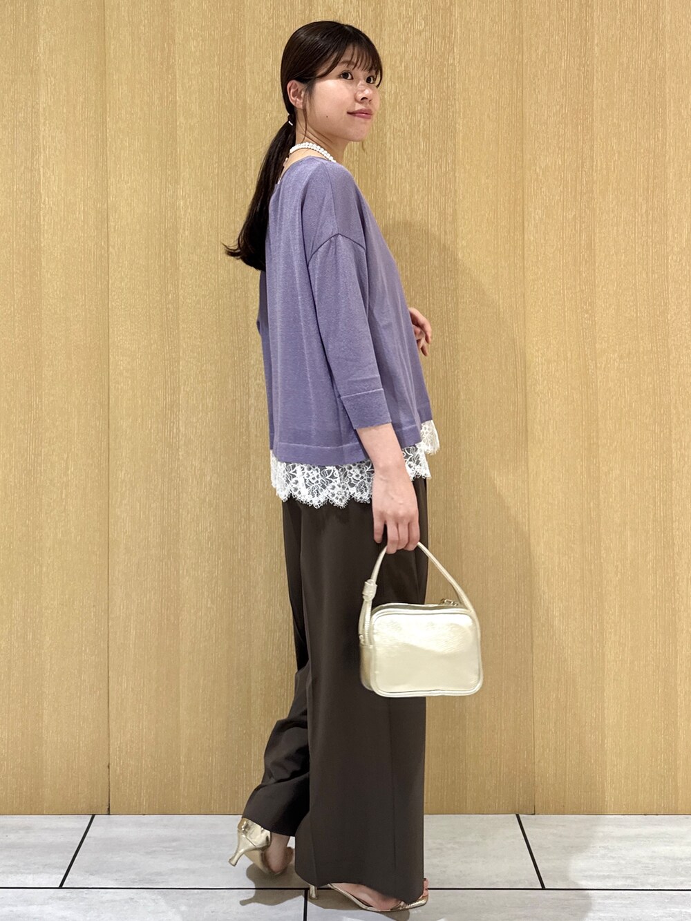 パープル系のニット/セーター、ブラウン系のその他パンツを着用したレディースの夏コーディネートの5枚目の写真