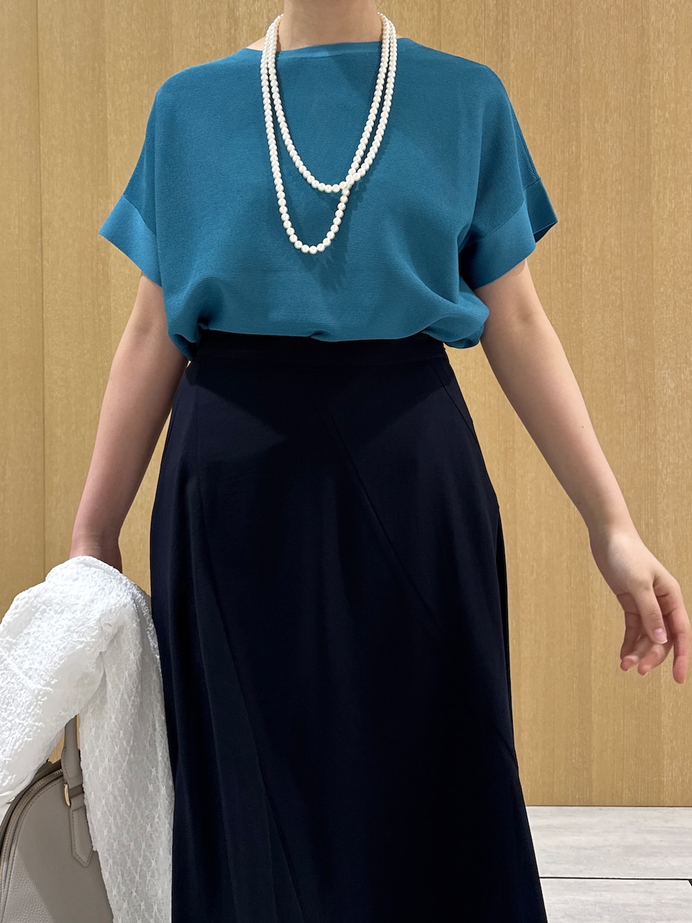 ホワイト系のカーディガン/ボレロ、ブルー系のニット/セーターを着用したレディースの夏コーディネートの5枚目の写真