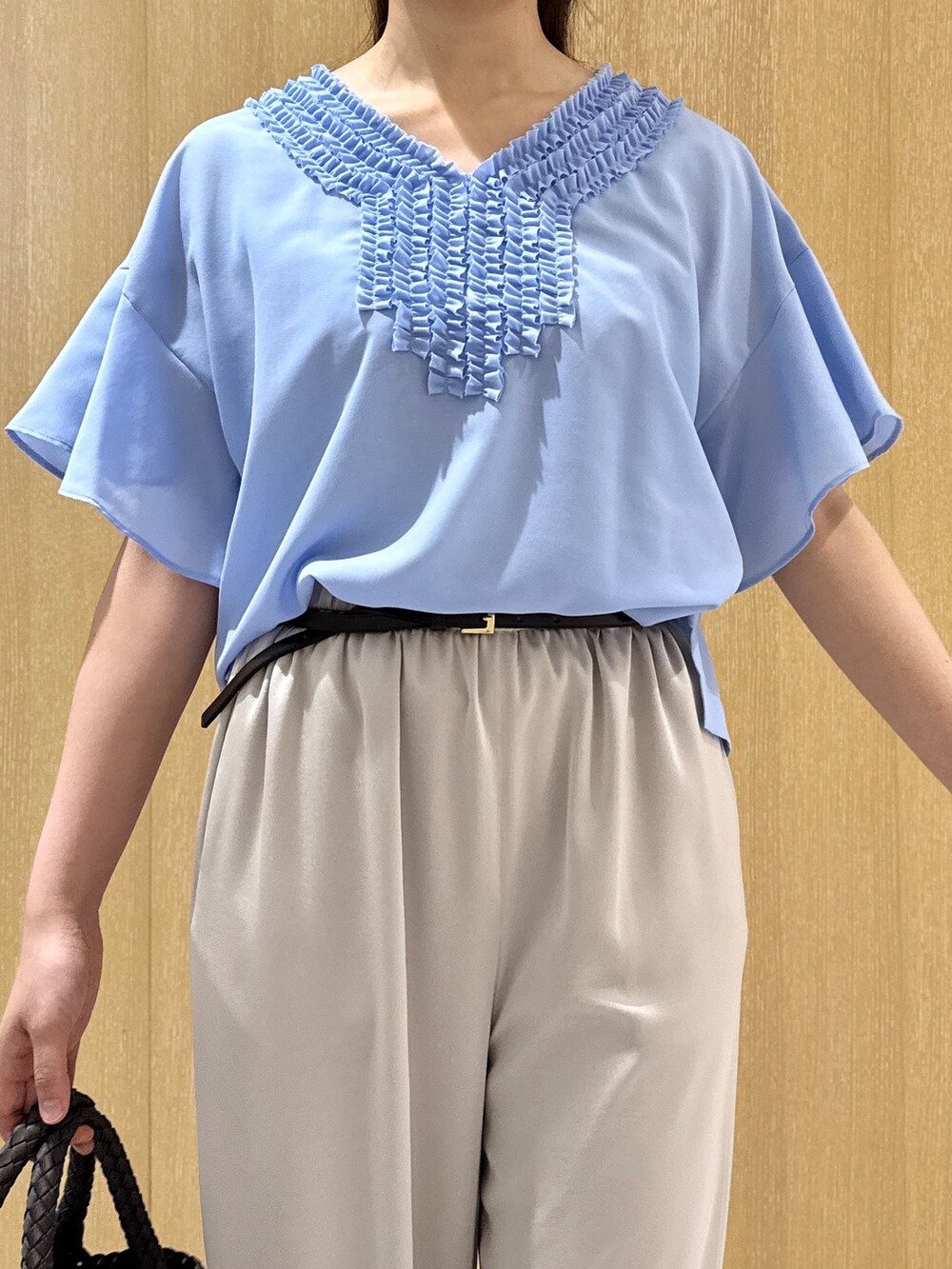 ブルー系のシャツ/ブラウス、ベージュ系のその他パンツを着用したレディースの夏コーディネートの5枚目の写真
