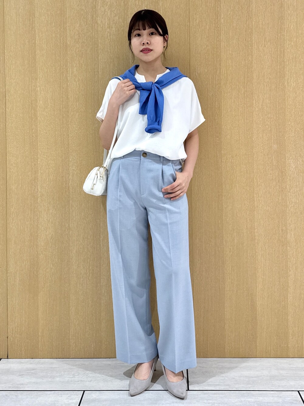 ブルー系のその他パンツ、ホワイト系のシャツ/ブラウス、ブルー系のカーディガン/ボレロを着用したレディースの春コーディネートの8枚目の写真