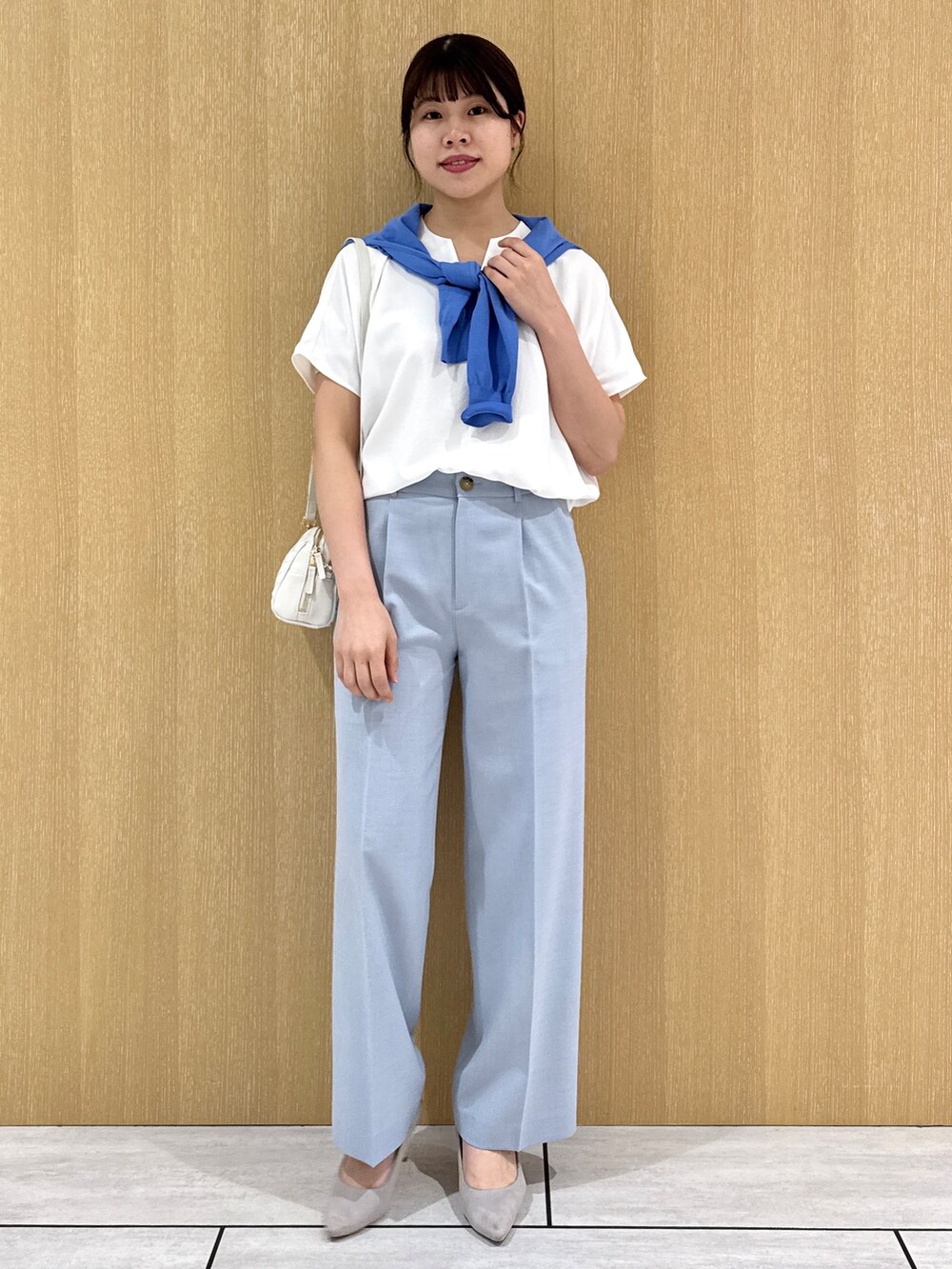 ブルー系のその他パンツ、ホワイト系のシャツ/ブラウス、ブルー系のカーディガン/ボレロを着用したレディースの春コーディネートの7枚目の写真