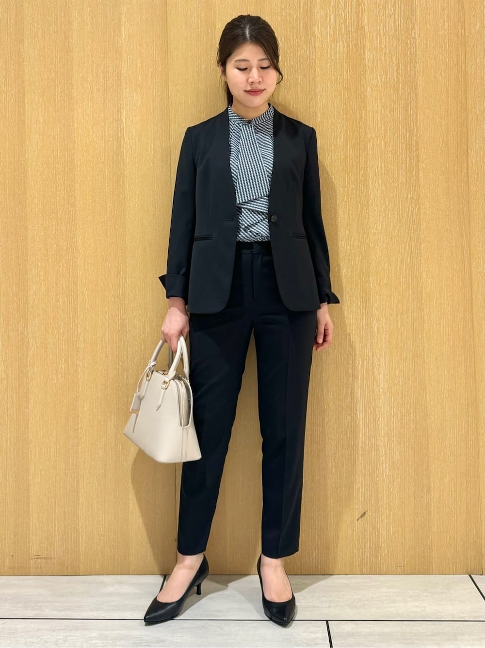 ブルー系のノーカラージャケット、ブルー系のその他パンツ、ブラック系のパンプスを着用したレディースの秋コーディネートの3枚目の写真