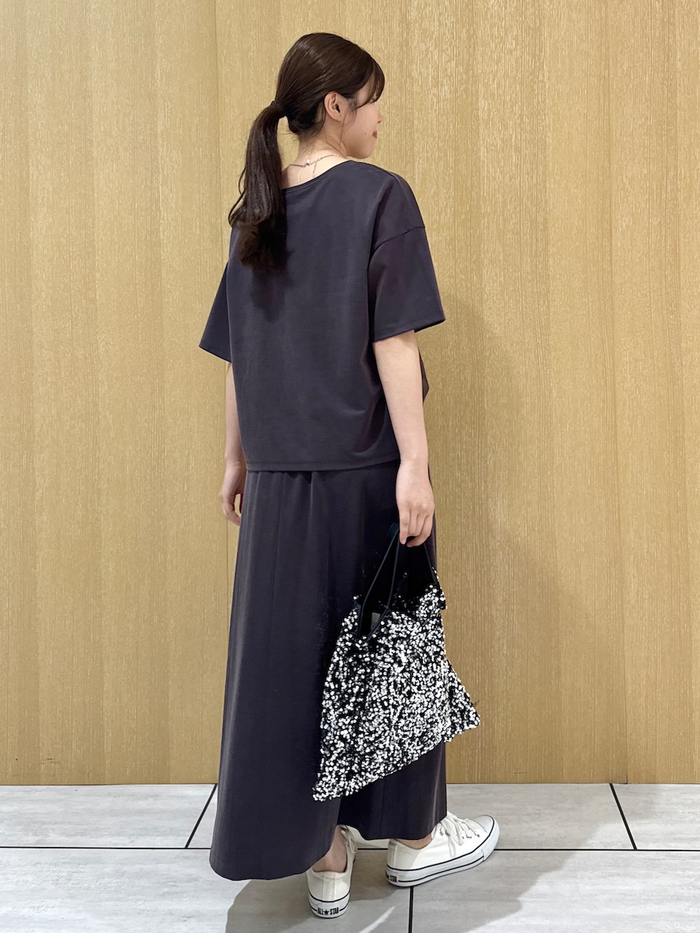 ブラウン系のTシャツ/カットソー、ブラウン系のスカートを着用したレディースの夏コーディネートの3枚目の写真
