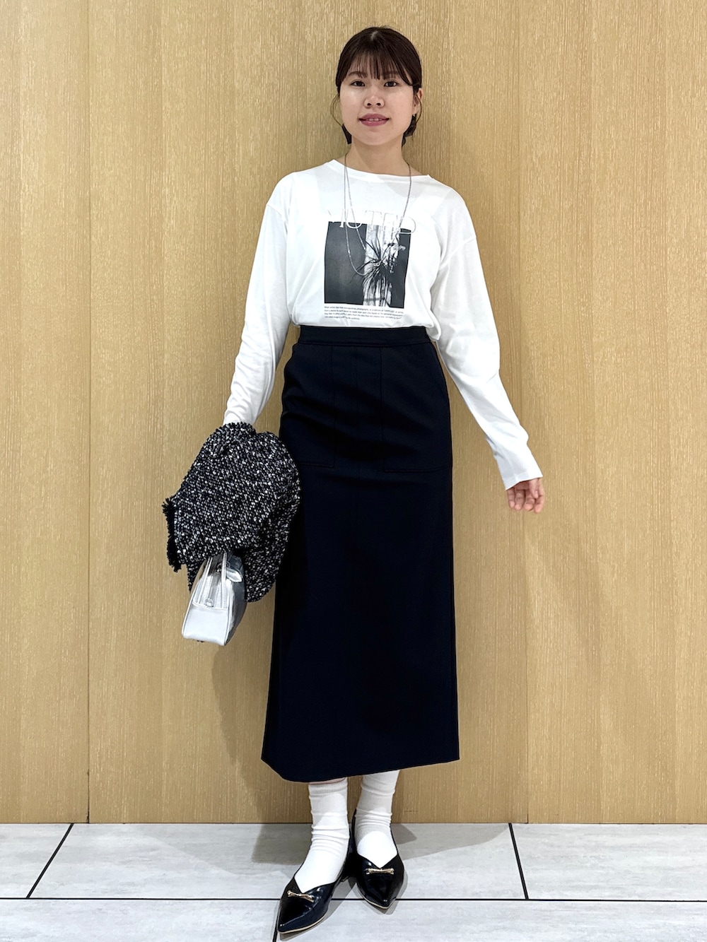 ブラック系のカーディガン/ボレロ、ホワイト系のTシャツ/カットソー、ブラック系のスカートを着用したレディースの秋コーディネートの8枚目の写真
