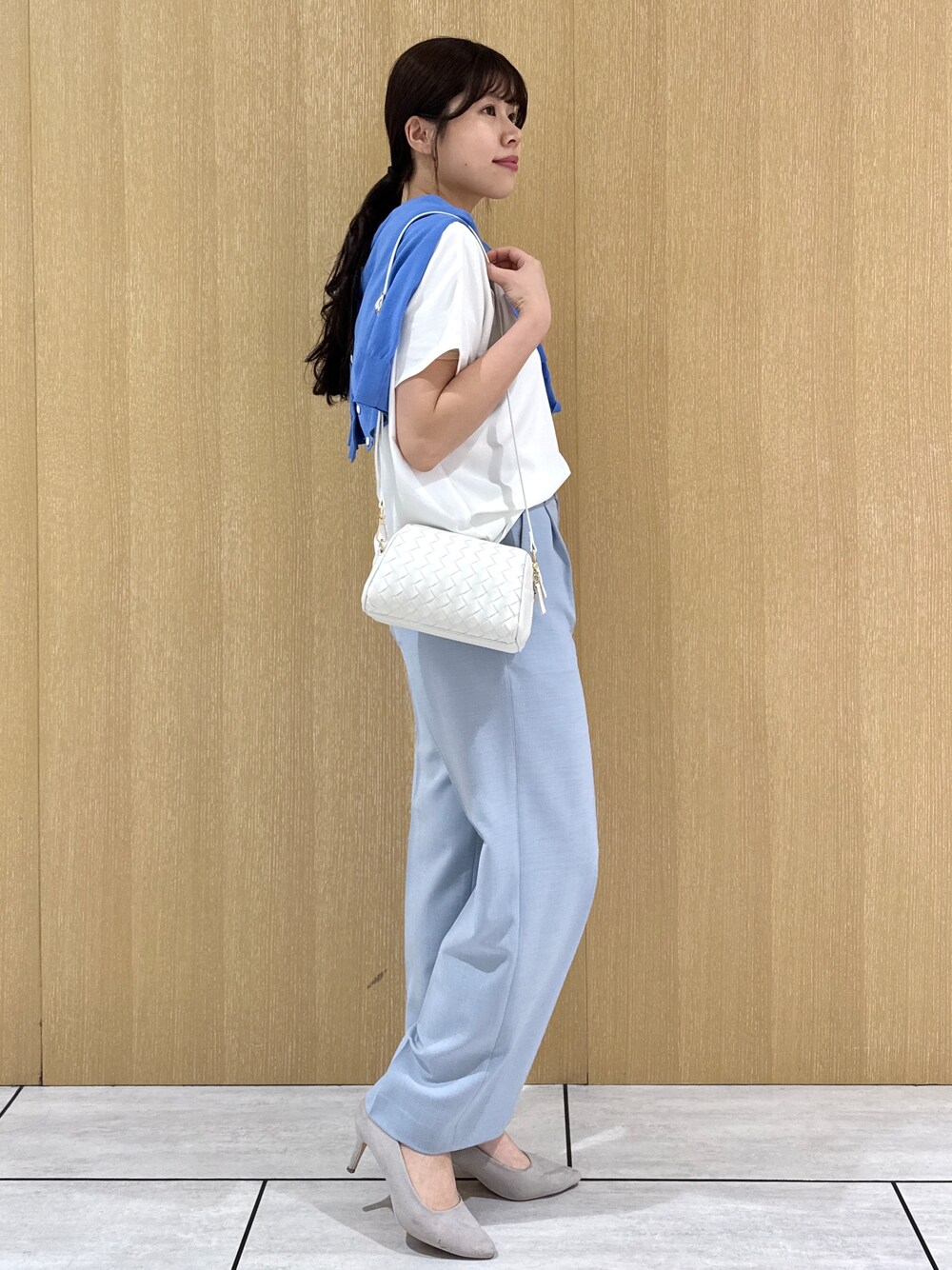 ブルー系のその他パンツ、ホワイト系のシャツ/ブラウス、ブルー系のカーディガン/ボレロを着用したレディースの春コーディネートの5枚目の写真