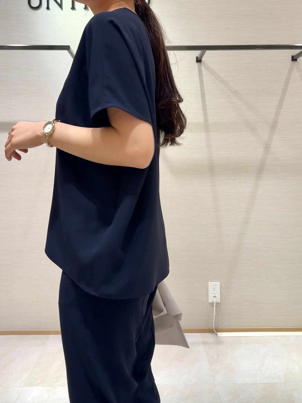 ブルー系のシャツ/ブラウス、ブルー系のその他パンツ、ベージュ系のテーラードジャケットを着用したレディースの夏コーディネートの2枚目の写真