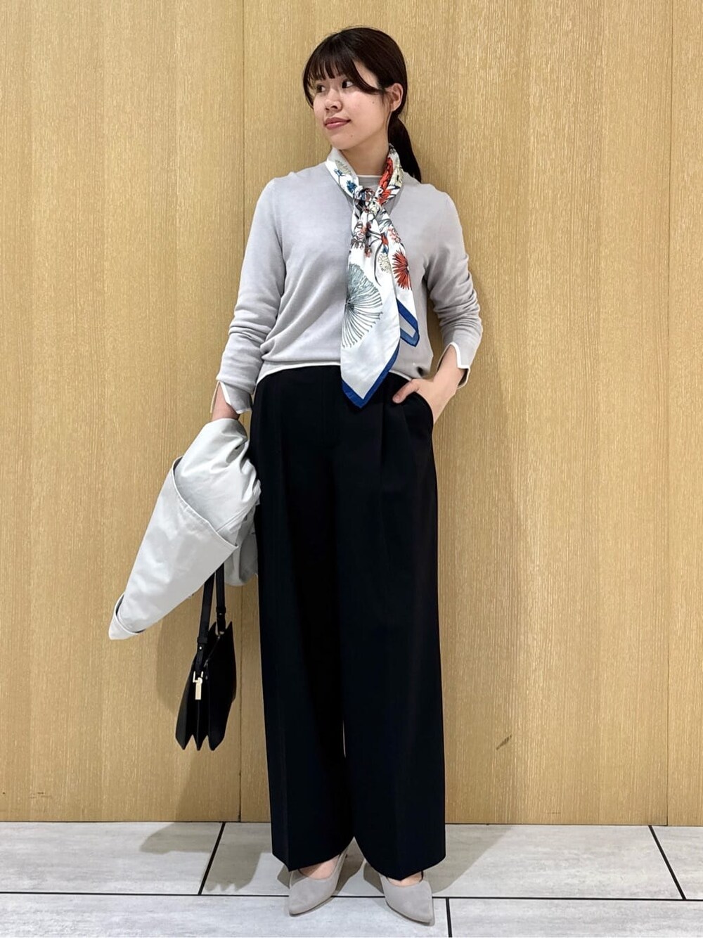 グレー系のカーディガン/ボレロ、グレー系のニット/セーター、ブラック系のその他パンツを着用したレディースの春コーディネートの8枚目の写真