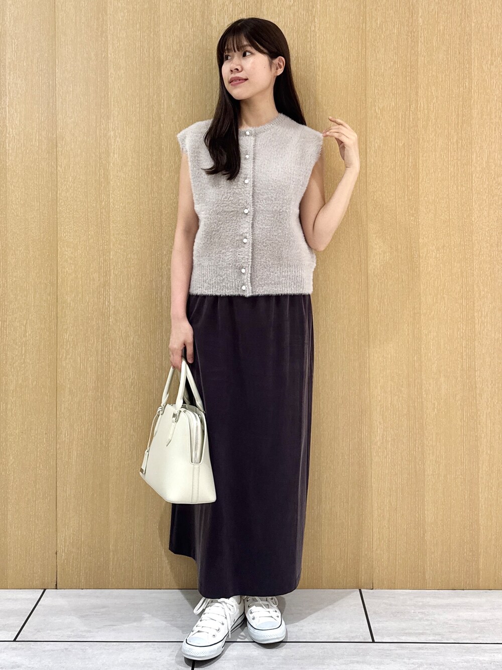 ベージュ系のカーディガン/ボレロ、ホワイト系のTシャツ/カットソー、ブラウン系のスカートを着用したレディースの秋コーディネートの2枚目の写真