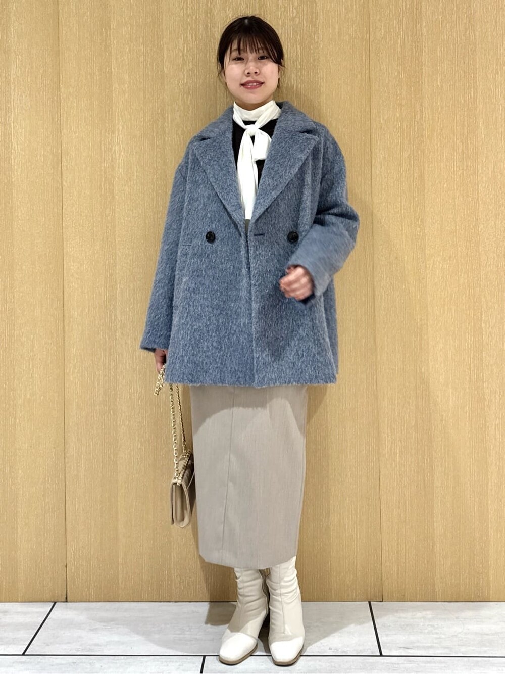 ブルー系のピーコート、ホワイト系のシャツ/ブラウス、ブラウン系のニット/セーターを着用したレディースの冬コーディネートの9枚目の写真