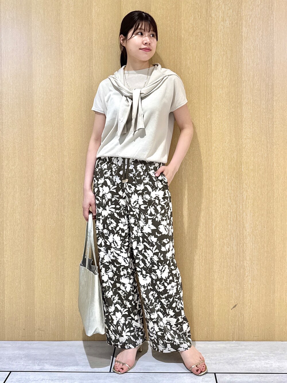 ベージュ系のカーディガン/ボレロ、ベージュ系のニット/セーター、グリーン系のその他パンツを着用したレディースの夏コーディネートの8枚目の写真