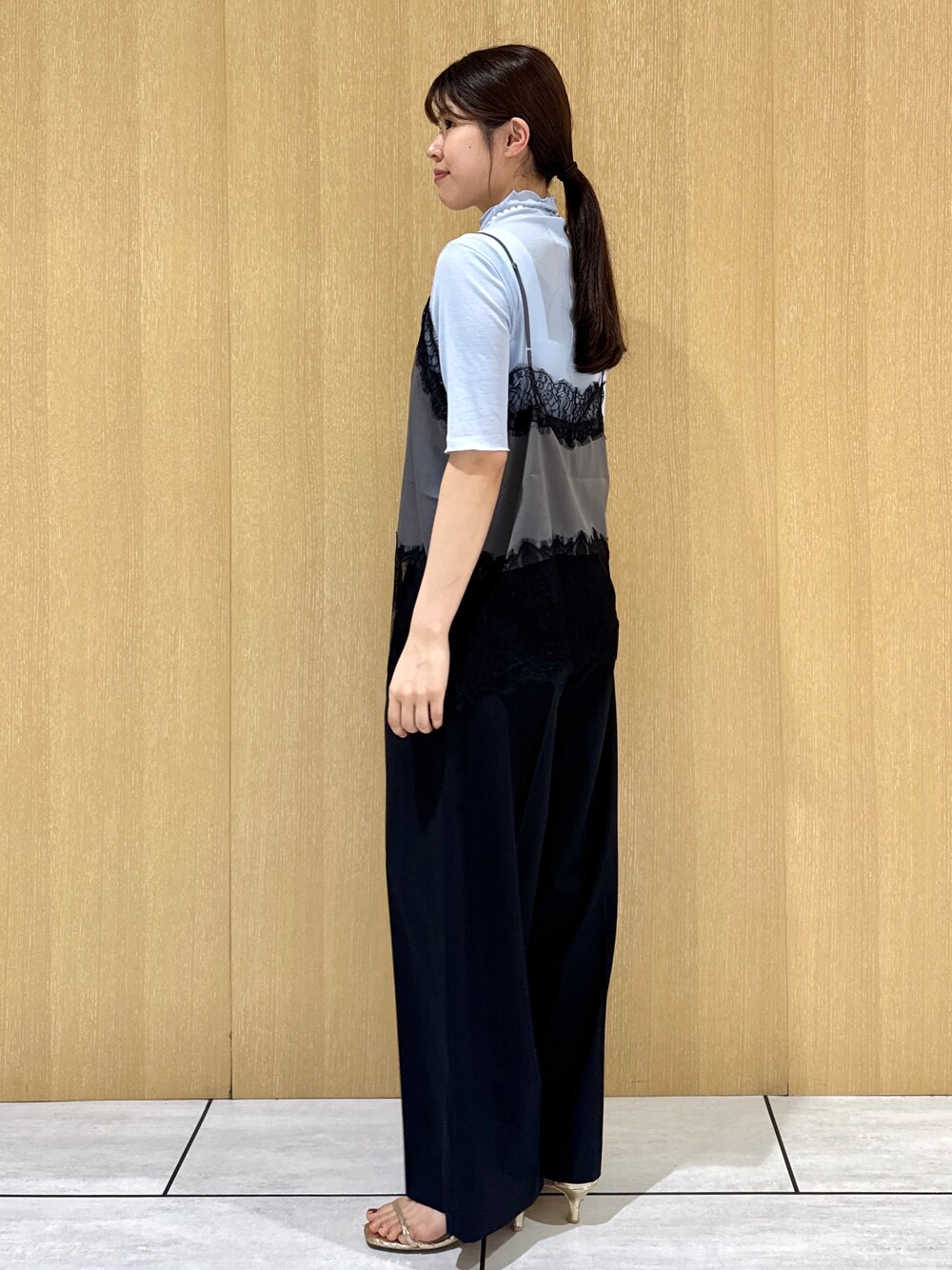 ブルー系のTシャツ/カットソー、ブラック系のその他パンツを着用したレディースの夏コーディネートの3枚目の写真