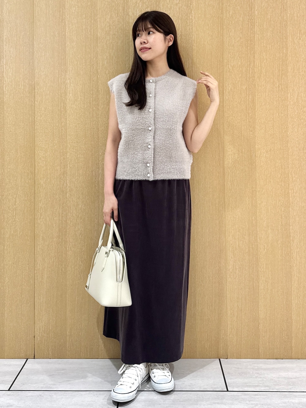ベージュ系のカーディガン/ボレロ、ホワイト系のTシャツ/カットソー、ブラウン系のスカートを着用したレディースの秋コーディネートの10枚目の写真