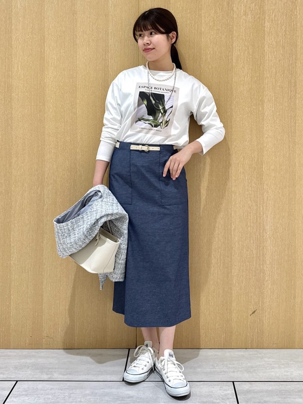 ホワイト系のTシャツ/カットソー、ブルー系のスカート、グレー系のブルゾンを着用したレディースの春コーディネートの8枚目の写真