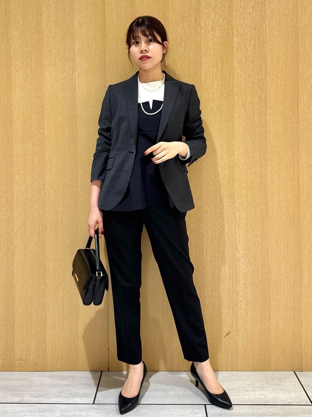 グレー系のテーラードジャケット、ブラック系のTシャツ/カットソー、ブラック系のその他パンツを着用したレディースの秋コーディネートの7枚目の写真