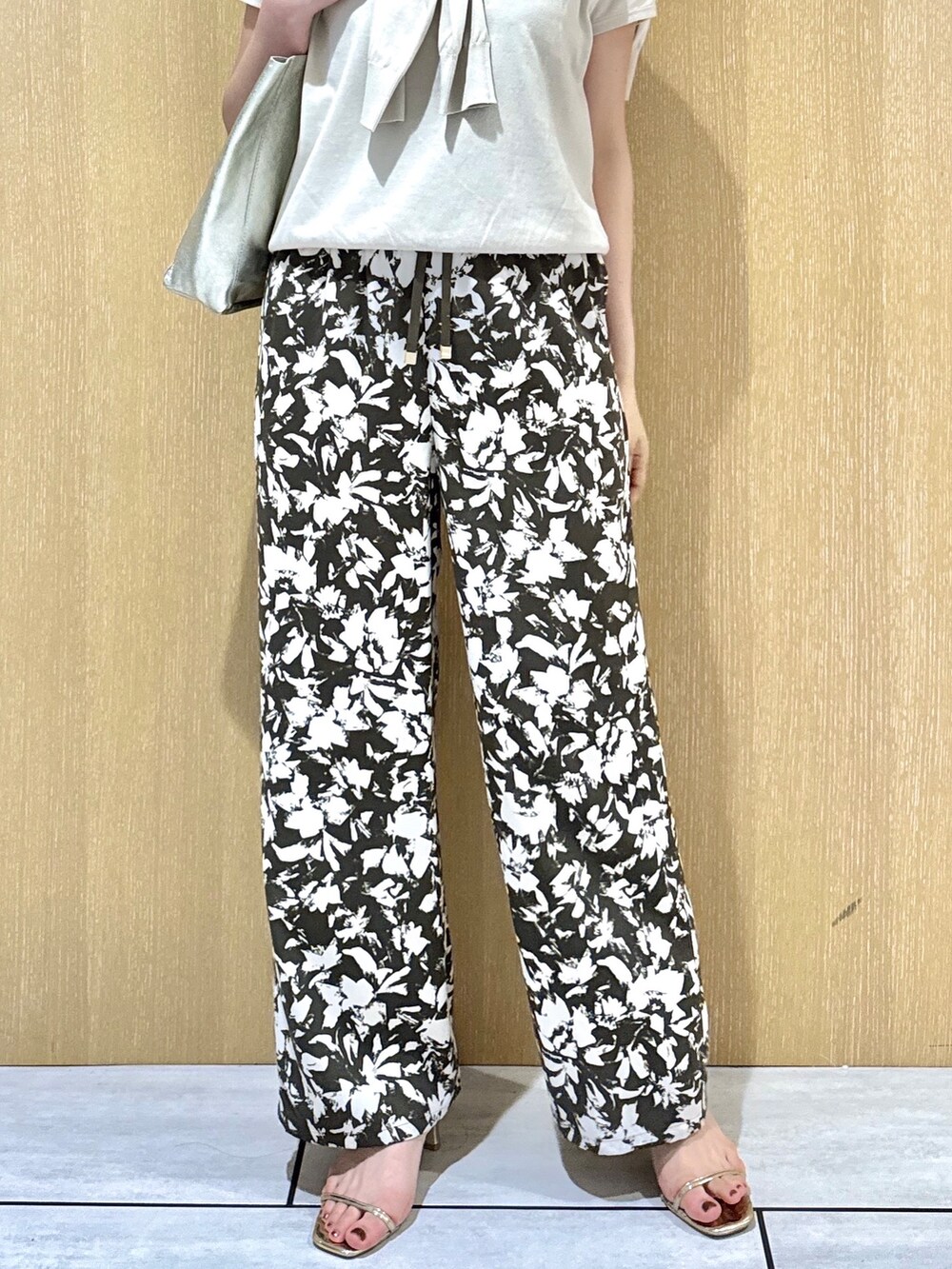 ベージュ系のカーディガン/ボレロ、ベージュ系のニット/セーター、グリーン系のその他パンツを着用したレディースの夏コーディネートの7枚目の写真