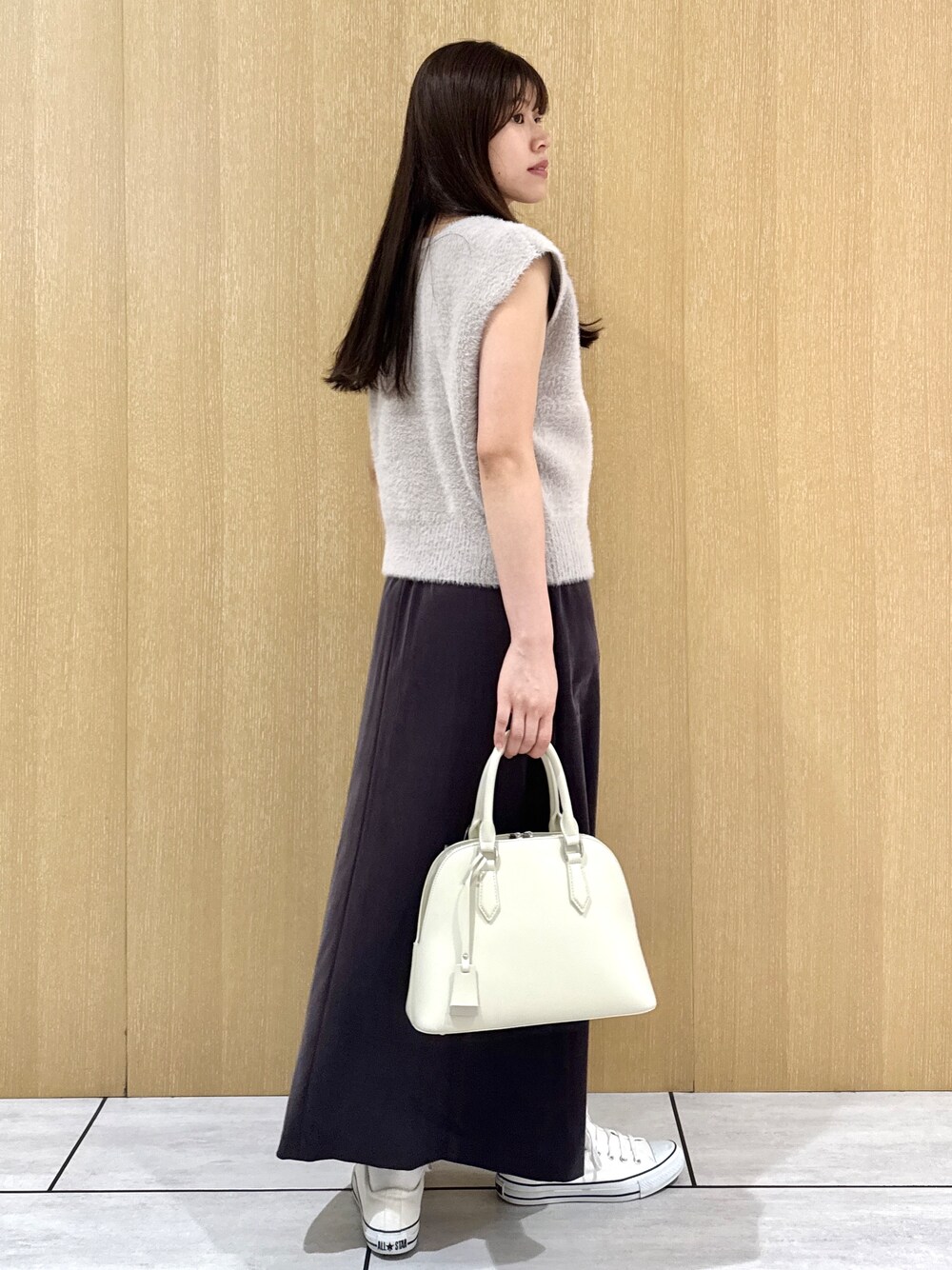 ベージュ系のカーディガン/ボレロ、ホワイト系のTシャツ/カットソー、ブラウン系のスカートを着用したレディースの秋コーディネートの5枚目の写真