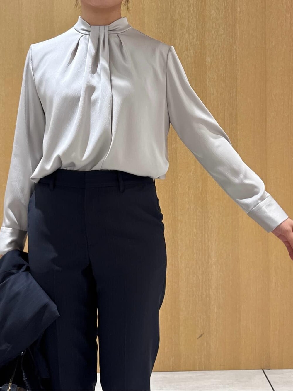 グレー系のシャツ/ブラウス、ブルー系のその他パンツ、ブルー系のテーラードジャケットを着用したレディースの秋コーディネートの5枚目の写真
