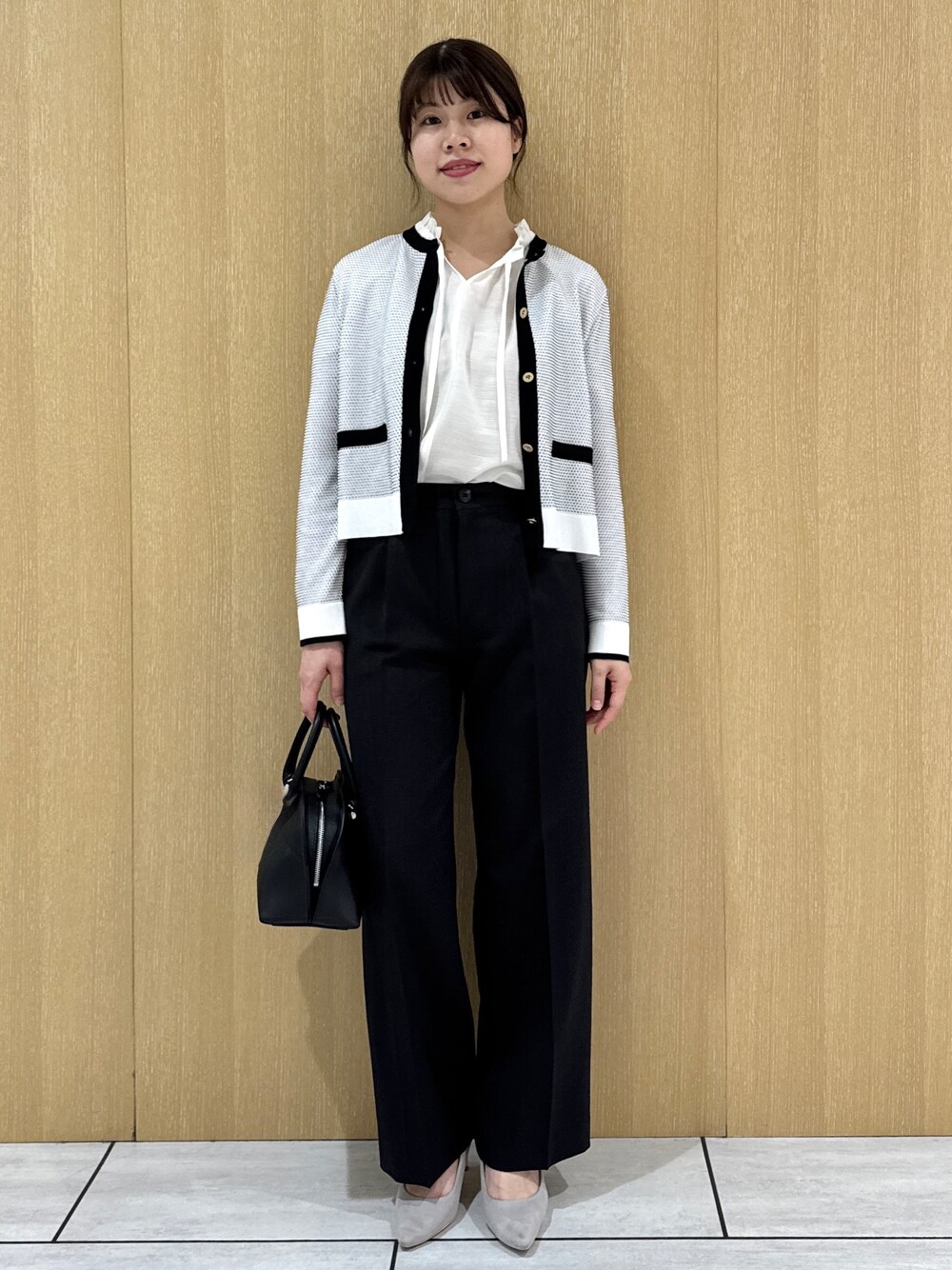 ブラック系のその他パンツ、ホワイト系のシャツ/ブラウス、ホワイト系のカーディガン/ボレロを着用したレディースの春コーディネートの10枚目の写真