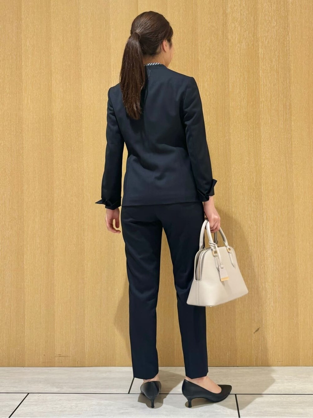ブルー系のノーカラージャケット、ブルー系のその他パンツ、ブラック系のパンプスを着用したレディースの秋コーディネートの5枚目の写真