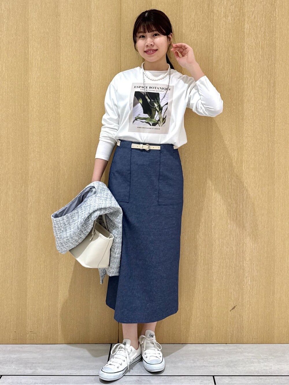 ホワイト系のTシャツ/カットソー、ブルー系のスカート、グレー系のブルゾンを着用したレディースの春コーディネートの5枚目の写真