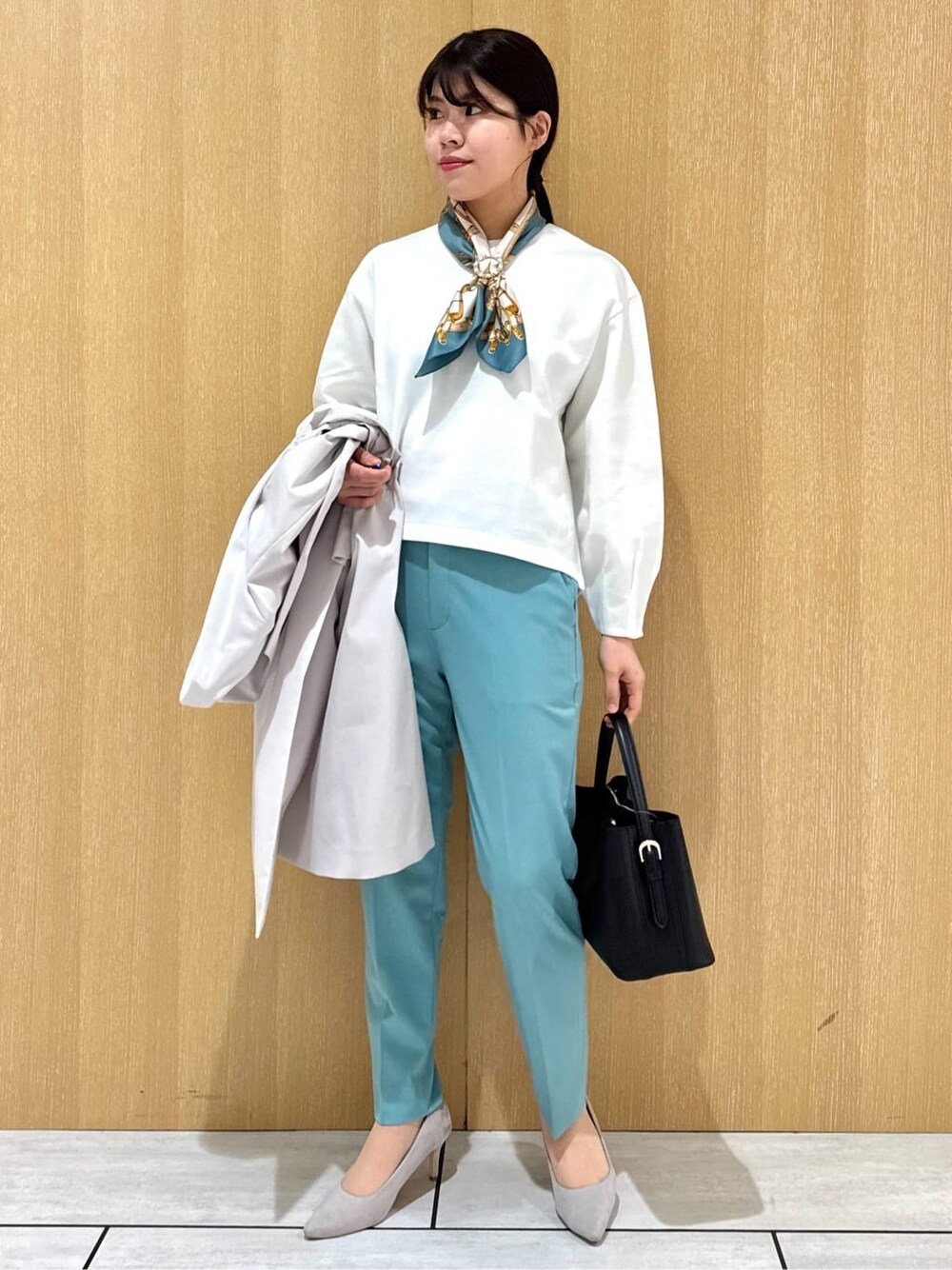 ホワイト系のTシャツ/カットソー、グリーン系のその他パンツ、グレー系のノーカラーコートを着用したレディースの春コーディネートの3枚目の写真